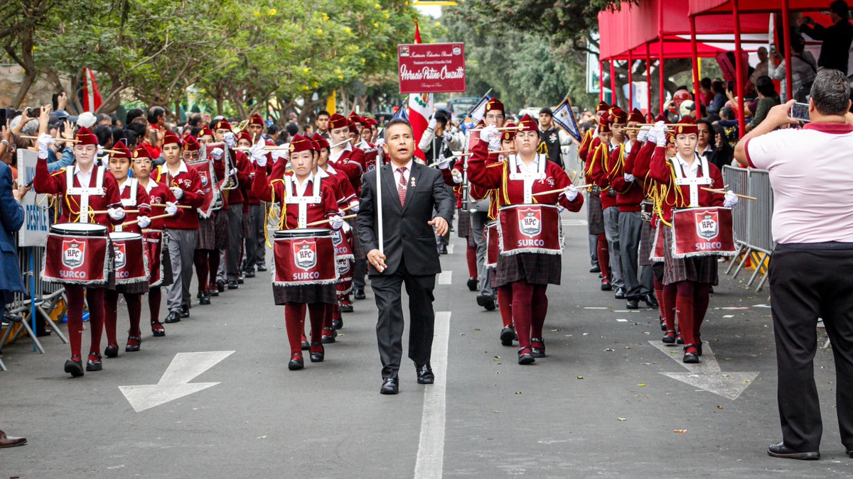 Carlos_Bruce's tweet photo. 🇵🇪❤️ Vecinos, en Surco ya vivimos el espíritu de Fiestas Patrias con el Desfile y Pasacalle Escolar "Surco es Peruanidad", una jornada llena de orgullo, tradición y amor por el Perú.

Gracias a nuestros estudiantes, docentes, familias e instituciones que hicieron posible esta gran celebración. Un reconocimiento especial a los perritos de nuestro Albergue Municipal Patrick Ospina, quienes se robaron los aplausos y nos recordaron la importancia de la adopción responsable. 🐶

#SurcoEstáMejorYSeNota #CarlosBruce #TechitoBruce