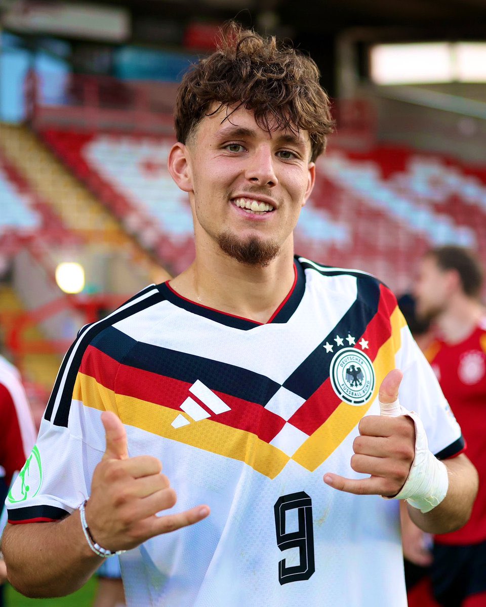 gabrielfuh_'s tweet photo. Amanhã a Alemanha decide contra a Espanha o título da Euro sub-19 e a conquista pode passar por pés com uma forte relação com o Brasil.

Artilheiro do campeonato Otto Emerson Stange, que joga no Hamburgo, tem avó brasileira e seu segundo nome é uma homenagem a Emerson Fittipaldi.

A Alemanha não vence a Euro sub-19 desde 2014, com o time liderado por Kimmich e Brandt.