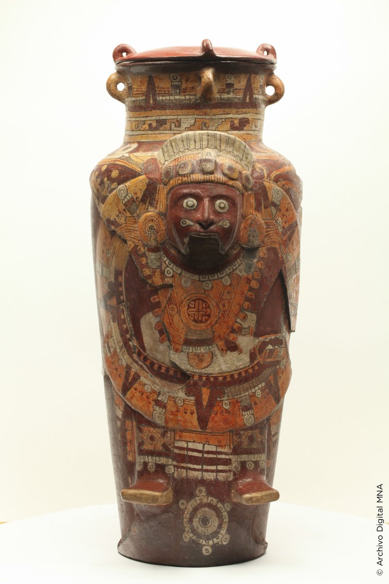 INAHmx's tweet photo. #PiezaDelDía 🌞 Vasija de Tonatiuh

Vasija de barro bruñido con la efigie de la deidad mexica del Sol el Quinto Mundo y una de las deidades más importantes del panteón prehispánico. Está compuesta por un cuerpo recto convergente, cuello, base y fondo rectos. https://t.co/92aRVPIfkv