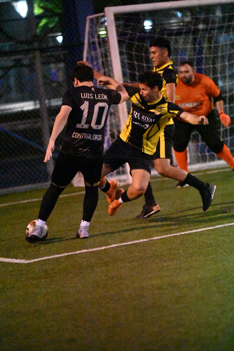 sndpy's tweet photo. #Institucional🏛 • Competencia no apta para cardíacos⚽️

El interinstitucional de funcionarios públicos va llegando a su fin con una fecha más🔝

Deslizá y fijate en el resumen de hoy💪🏼🎖

#ElDeporteNosUne🤝🏻 https://t.co/XxXv5A2GRq