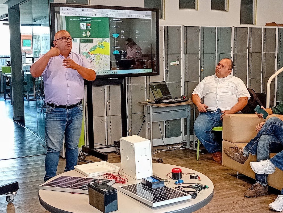 UCundinamarca's tweet photo. 📡@UCundinamarca @RiesgosCundi avanzan en el convenio para implementar un sistema de monitoreo de movimientos en masa con tecnología #InSAR. El proyecto registra el 100 % en el diseño del prototipo y fortalecerá la gestión del riesgo en 5 municipios Cundinamarca. 🌎💚 #Comité https://t.co/ulvOtce2wc