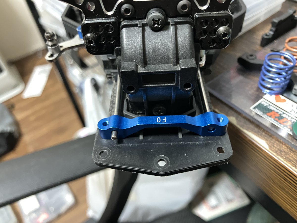 radikenRC's tweet photo. ←ドリパケ純正ピン　grkピンの長い方→
テープかなんかで飛び出てこないように蓋すれば使えそうだな🤔
フロントバンパーもつけなくて良くなるね🤗
見た目を求めるなら一体型タイプ後側のが使えそうだけど、穴位置同じかわからないしまた探すのに苦労するの😇 https://t.co/NU5wLPLW3Y