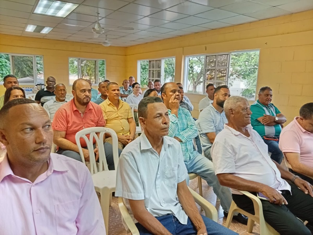 EuclidesLaVega's tweet photo. Ahora, reunión del comité provincial d La @FPcomunica d La Vega, evaluando el plan de trabajo provincial. Preside la reunió el presidente provincial @EnriqueRmrez .
Presentes los presidentes municipales y de distritos municipales d la provincia.
@LeonelFernandez @radhamesjimenez https://t.co/bfGjkIZQHY