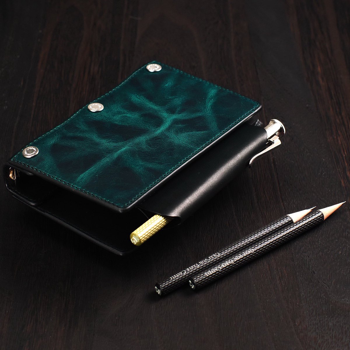 hachimonjiya_st's tweet photo. グラフ・フォン・ファーバーカステル企画「Forest Green 」の手帳販売を記念してトークショーを開催します。
ゲストにはF3の清水&amp;井浦さん、kawacoyaの松澤さんをお招きしファーバーカステルとシステム手帳の魅力をたっぷり1時間語っていただきます。 https://t.co/vRnNByGRt7