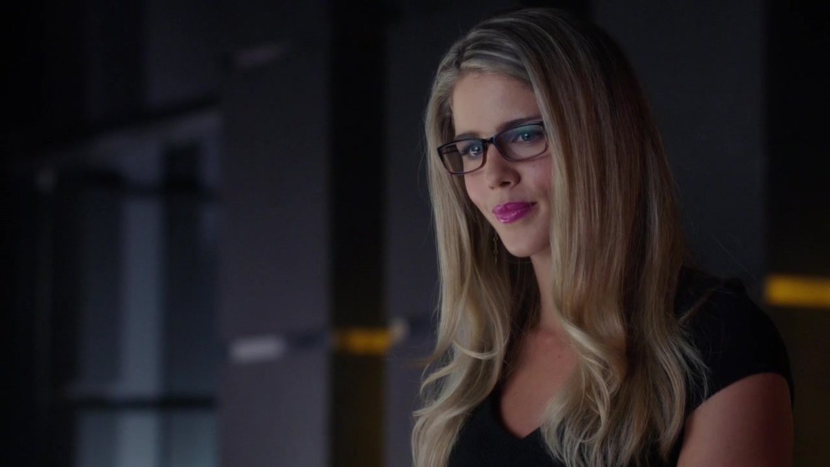 chancletas07's tweet photo. whether on an island or in a boardroom 
Olicity😍 https://t.co/0IvdQBLMVt