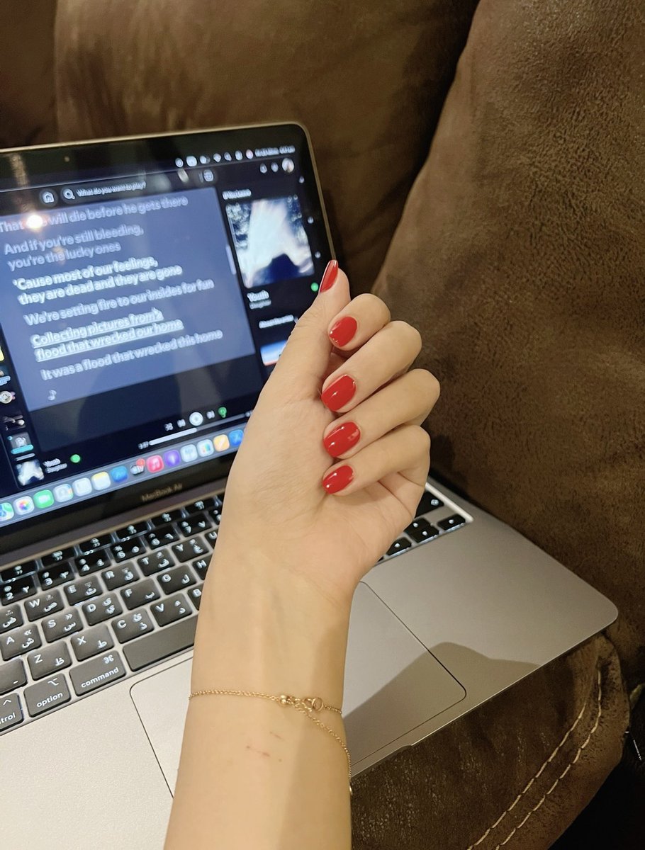 varryxa's tweet photo. you can never go wrong with red nails https://t.co/2cH08jlHyH