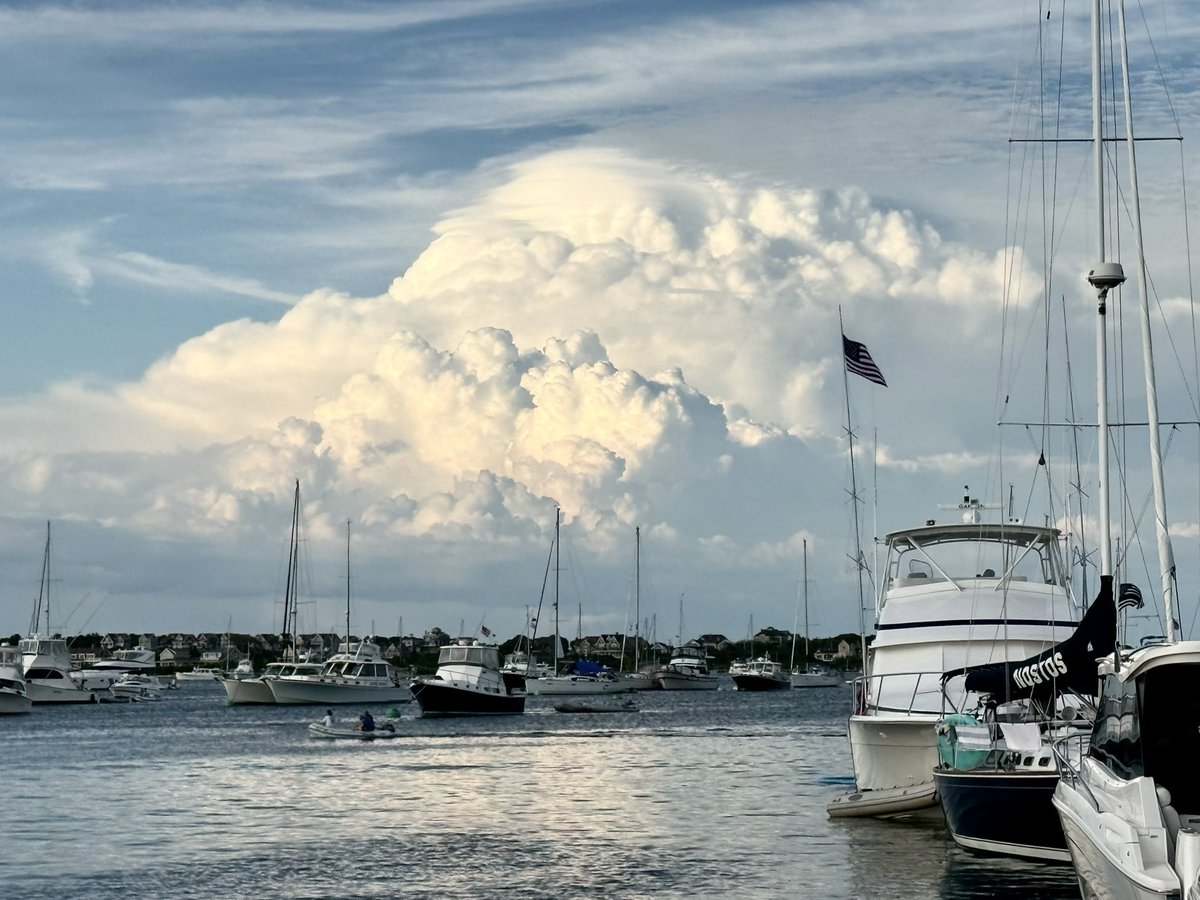 Eweather13's tweet photo. Amazing view of that storm over New Bedford from Block Island! #BlockIsland https://t.co/HYxayb8vtB