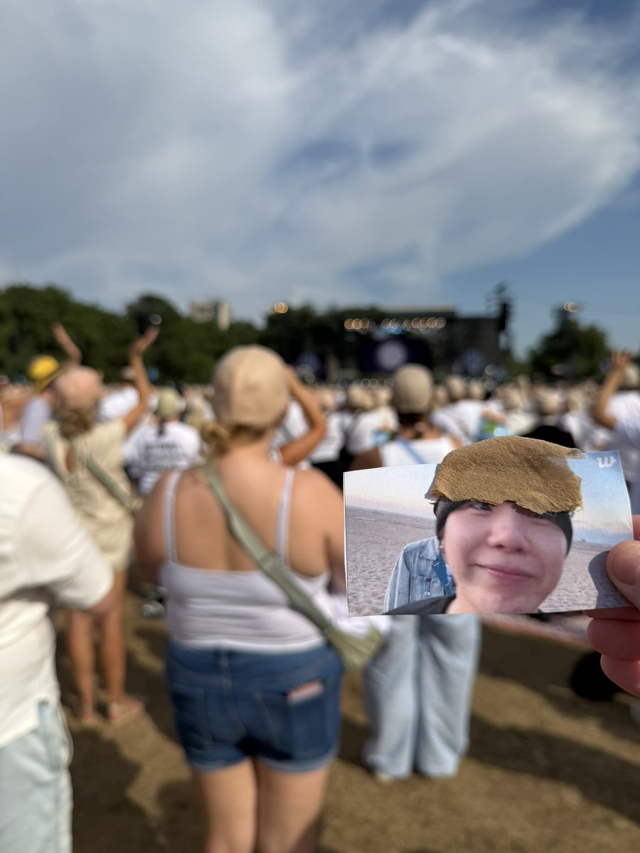 _Muriel11's tweet photo. made sure Yoongi got to participate in the baldcap World Record today with Pitbull #bsthydepark #pitbull https://t.co/ZulEazYotC