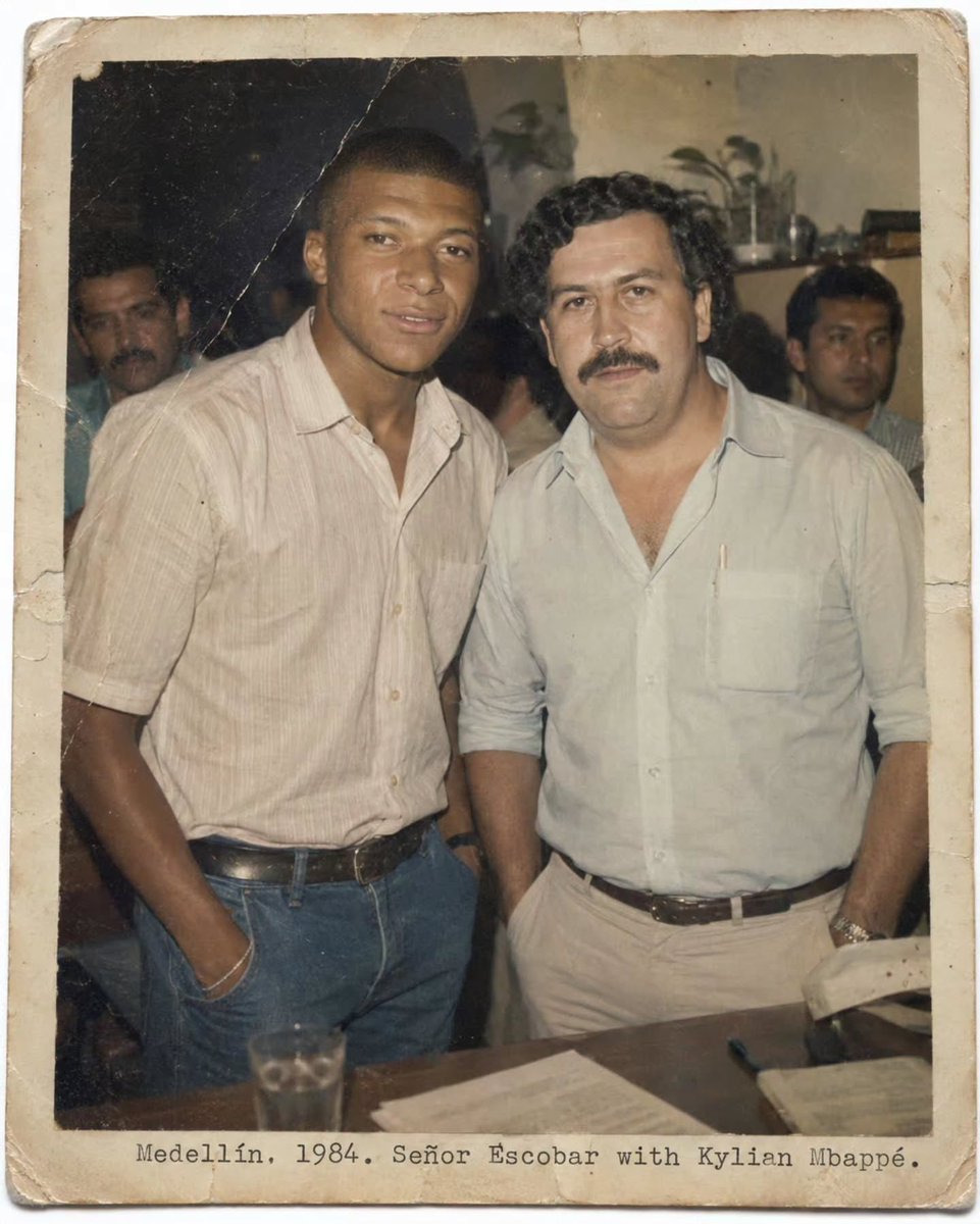 SemDavaFairuz's tweet photo. Dictator Mbappé Here is an edited photo of the Ballon d'Or contender. 
🐢🐢🐢

#Mbappé 
#WorldCup 
#France https://t.co/t4KpB52AUo