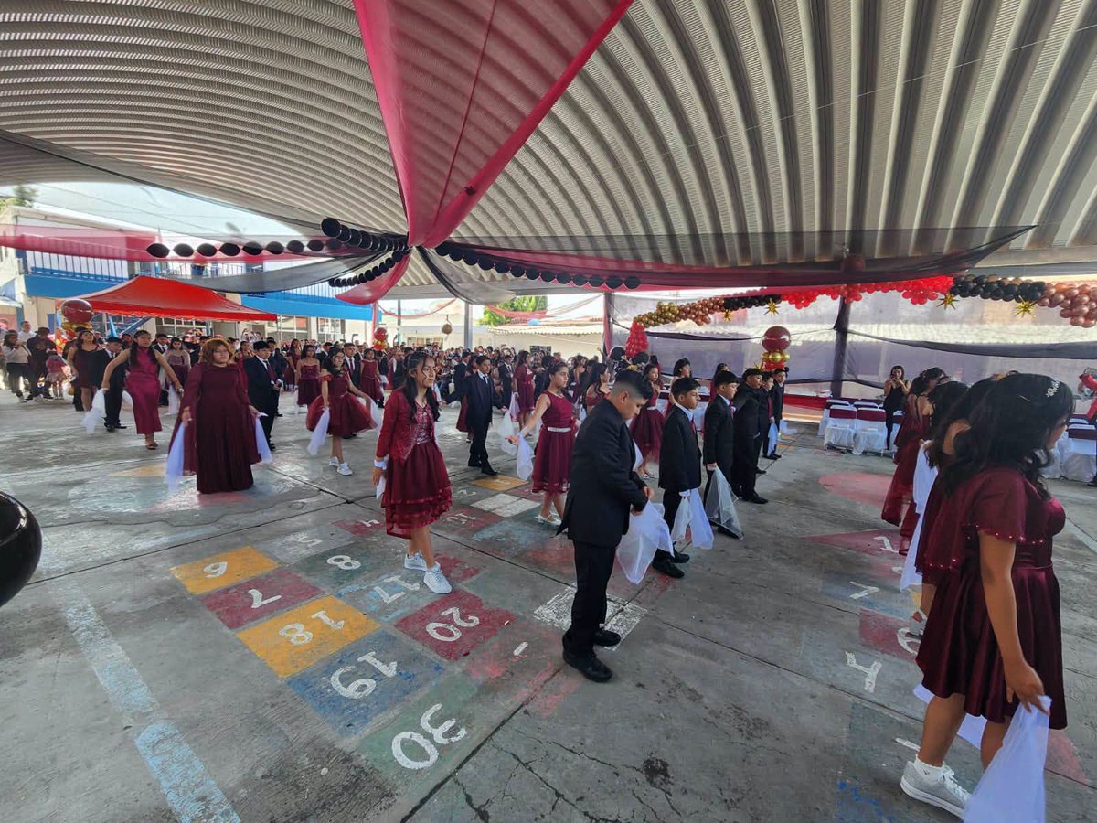 AlexNavarroNR's tweet photo. #FelizViernes 
Hoy se llevó a cabo la ceremonia de clausura de la escuela Francisco Javier Mina, en Huixquilucan, donde 59 alumnas y alumnos concluyeron con éxito una importante etapa de su formación académica.
https://t.co/a3vRrltihX
#Huixquilucan #AntorchaEsEducacion https://t.co/dQmUrOYoOt