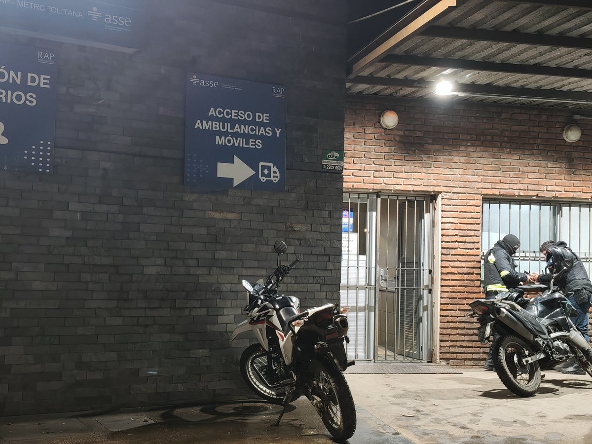 LeoPedrouza's tweet photo. Ahora! Bella Italia 
Balearon en una pierna a un hombre de 39 años. Dijo que bajaron cuatro de una camioneta, lo golpearon y le efectuaron un disparo. Fue trasladado en una moto a la Policlínica de Malinas. @TelenocheUy en vivo https://t.co/FHmvogNNJl