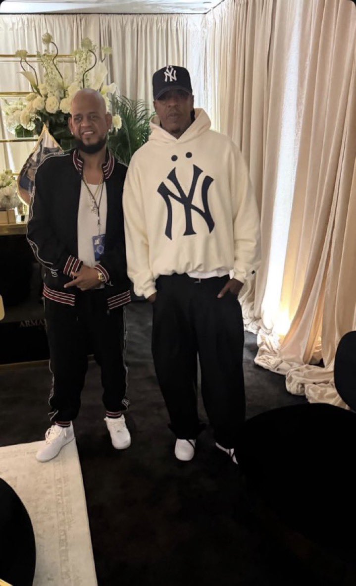 TheRocSupremacy's tweet photo. JAY-Z &amp; Big Gordo. That hoody is crazy🤯🔥🔥

30 minutes to showtime. https://t.co/AxQgHqN7Yq