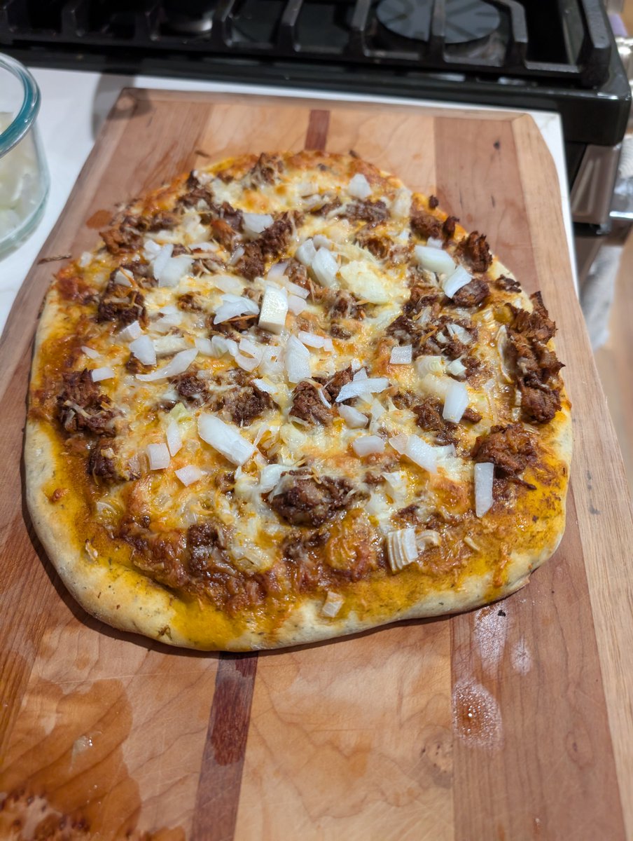 justthebears's tweet photo. Cheffed it up tonight. Beef Birria Pizza. https://t.co/ZqhohpzDpC