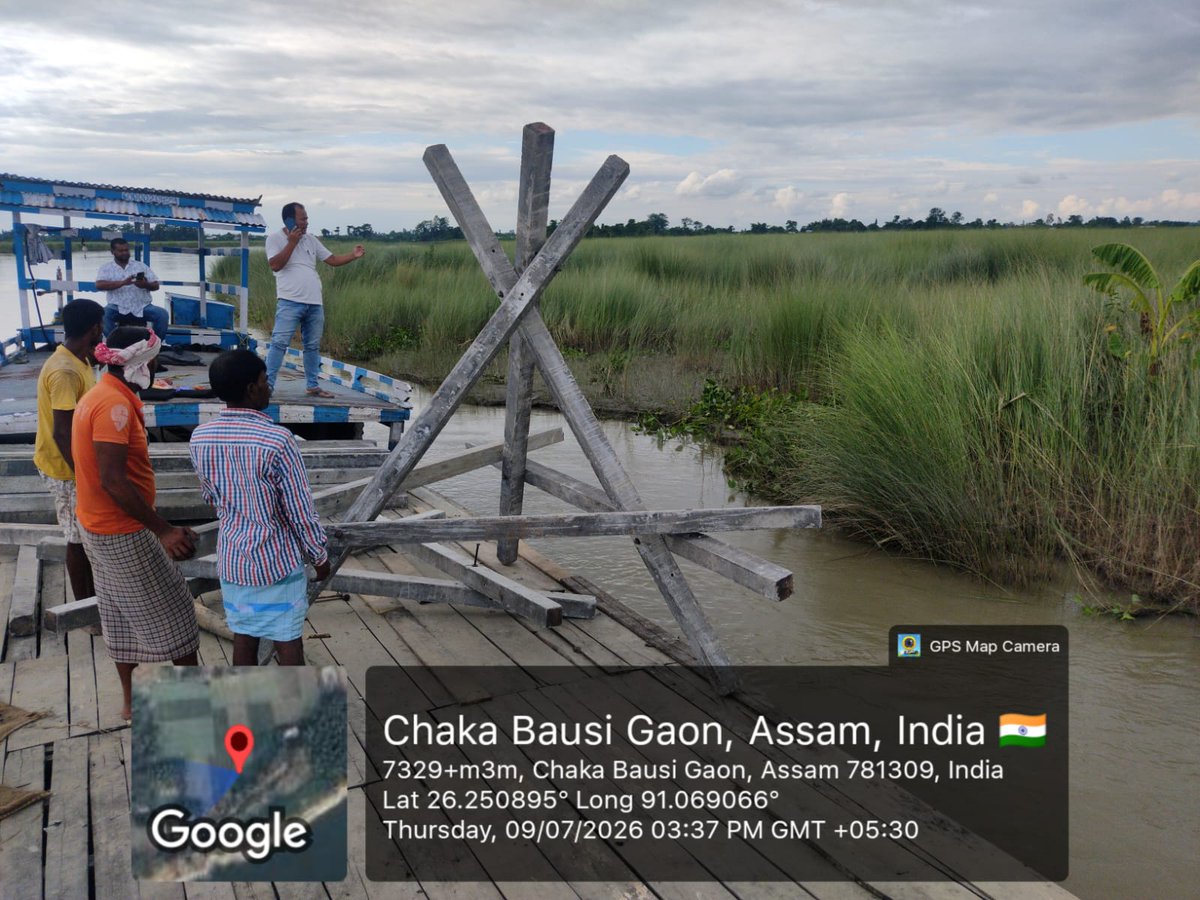 CMOfficeAssam's tweet photo. 📢 Flood & Erosion Mitigation Update
Work is progressing under the Barpeta Water Resources Division.

Channelisation of the Brahmaputra at the Bhogerpar channel mouth is underway with the launching of PSC porcupines, while mega bags are being deployed at the critical erosion sites in Baghbar and Belortary.