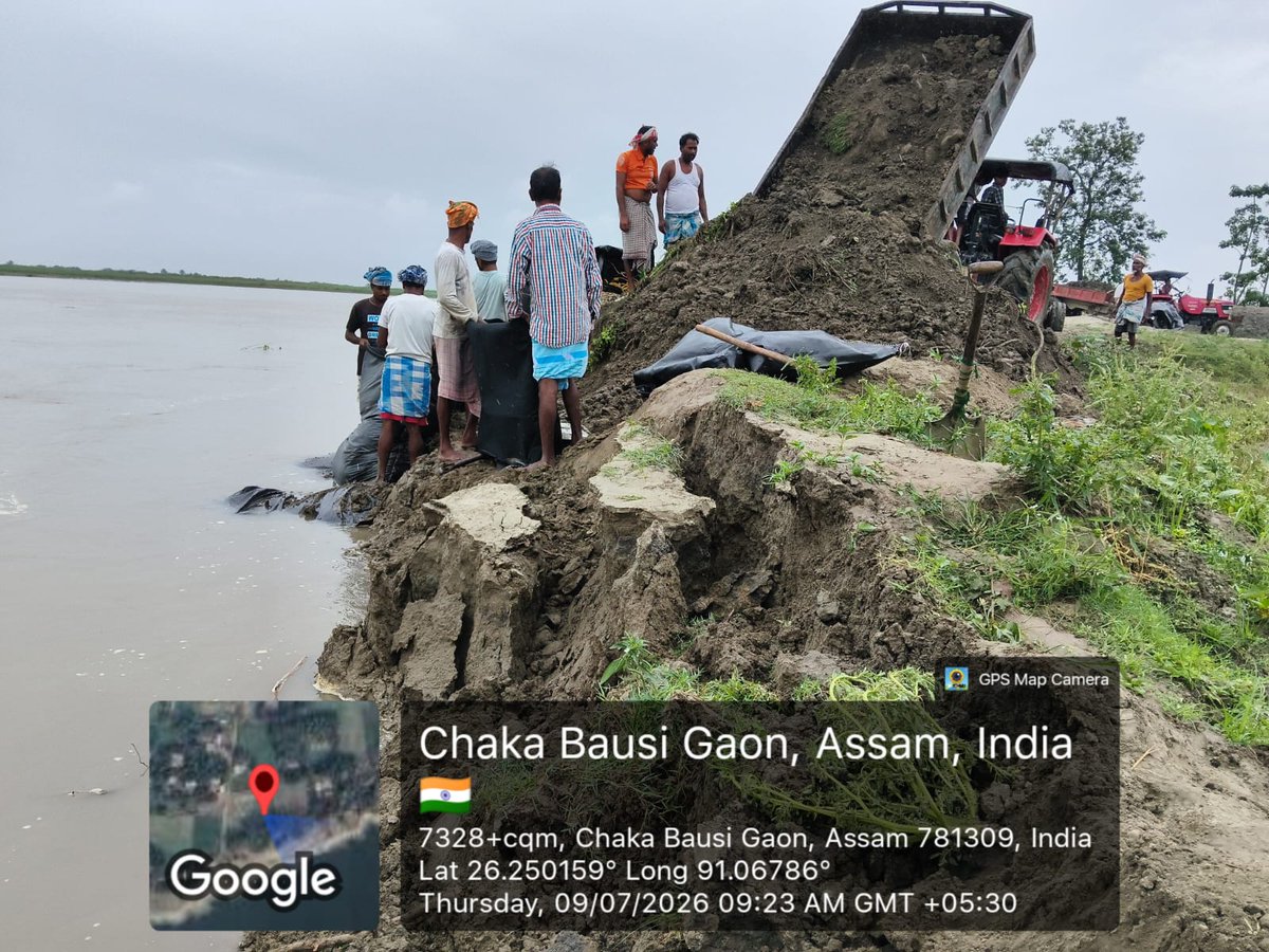CMOfficeAssam's tweet photo. 📢 Flood & Erosion Mitigation Update
Work is progressing under the Barpeta Water Resources Division.

Channelisation of the Brahmaputra at the Bhogerpar channel mouth is underway with the launching of PSC porcupines, while mega bags are being deployed at the critical erosion sites in Baghbar and Belortary.