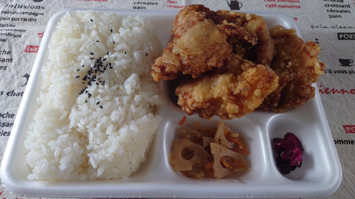 MS18E_jp's tweet photo. 豊橋に来たら食べたくなる唐揚げのスズヒロ
今日は、旨塩唐揚げ中のご飯大盛り!!
唐揚げウマ〜 https://t.co/6eEkY9SI6v