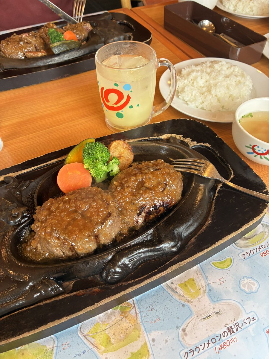 mio_SkM's tweet photo. 有給取って、山梨へ旅行中🚙
途中静岡に寄ってやっと念願のさわやかでげんこつハンバーグ食べました❣️
むっちゃお肉がギュッとしてて食べ応えあった😆 https://t.co/hN2pCesBNr
