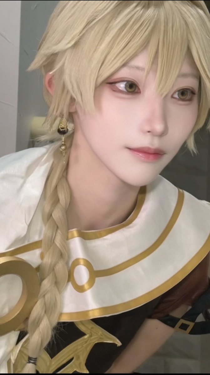 N26Rui's tweet photo. 久しぶりの空くん⛅️
2枚とも虚空を眺めている

 #GenshinImacptcosplay #genshin #aethercosplay #aether https://t.co/VTTknfukOk