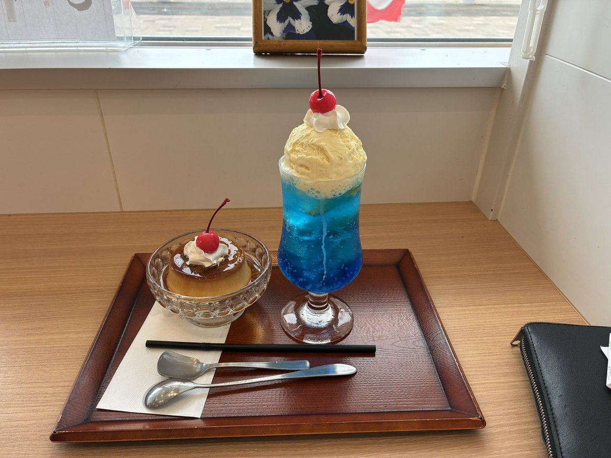 kitaguni501's tweet photo. クリームソーダをうまく飲めるようになりたいと思った30の昼 https://t.co/uFAGp09a94