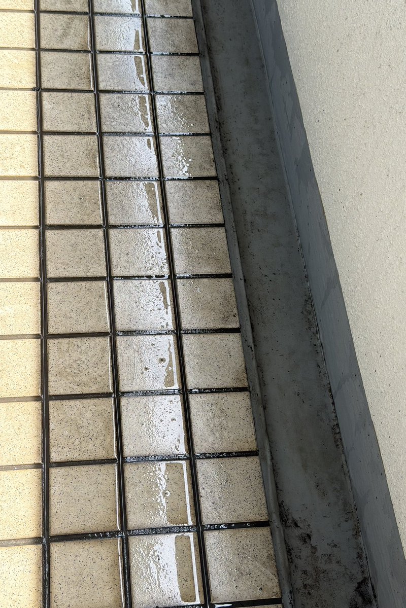 hosbisoh's tweet photo. こんな感じ。特に側溝は全体的に真っ黒だったので、かなり綺麗になってる。 https://t.co/7asp5v1wUw