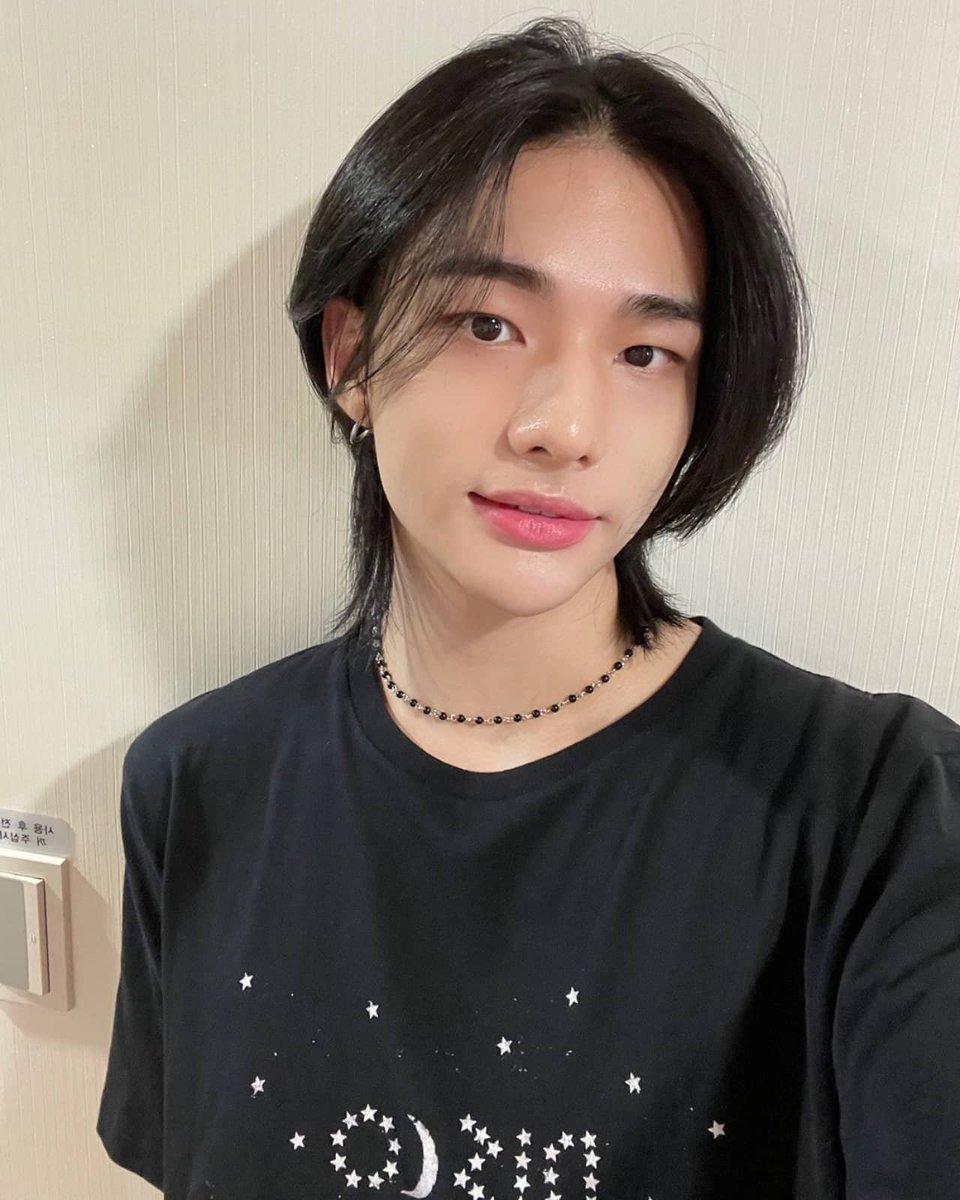 hyunei_jini's tweet photo. 이날 올려준 셀카 대존예임 https://t.co/F1S45OEaZC