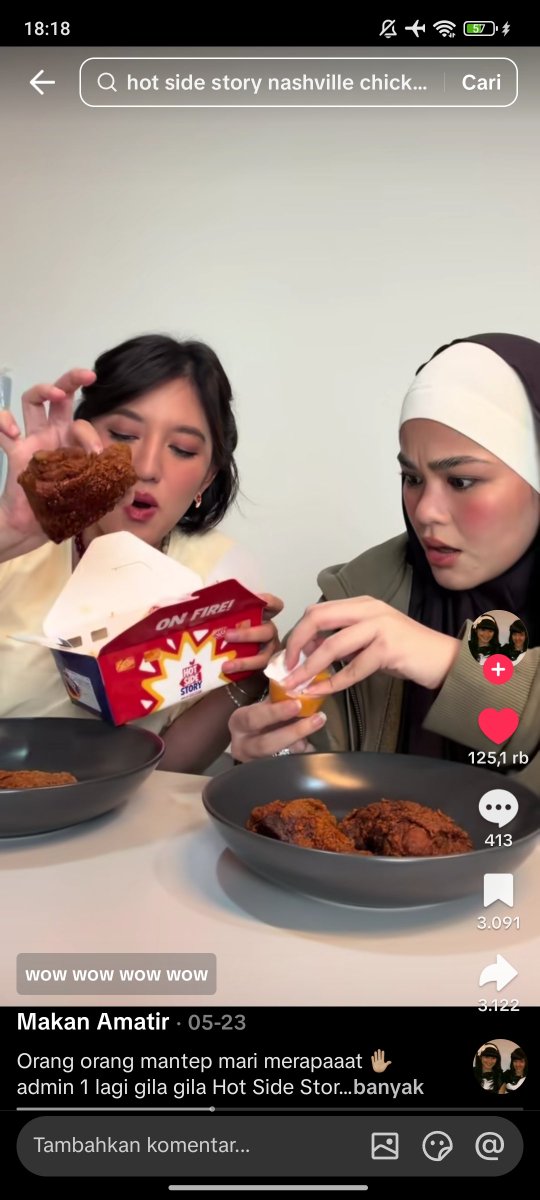 xarendul's tweet photo. liat videonya Ify dan Sivia lagi mukbang hot side story, jadi mau cobain lagi deh🤤

dan siang ini, aku memutuskan untuk makan hot side story yang varian chicken hot nashville dan chicken chicago BBQ, gak lupa dengan cocolannya garlic mayo sauce &amp; pickle sauce🫶🏻 https://t.co/FZ2wwTUksJ