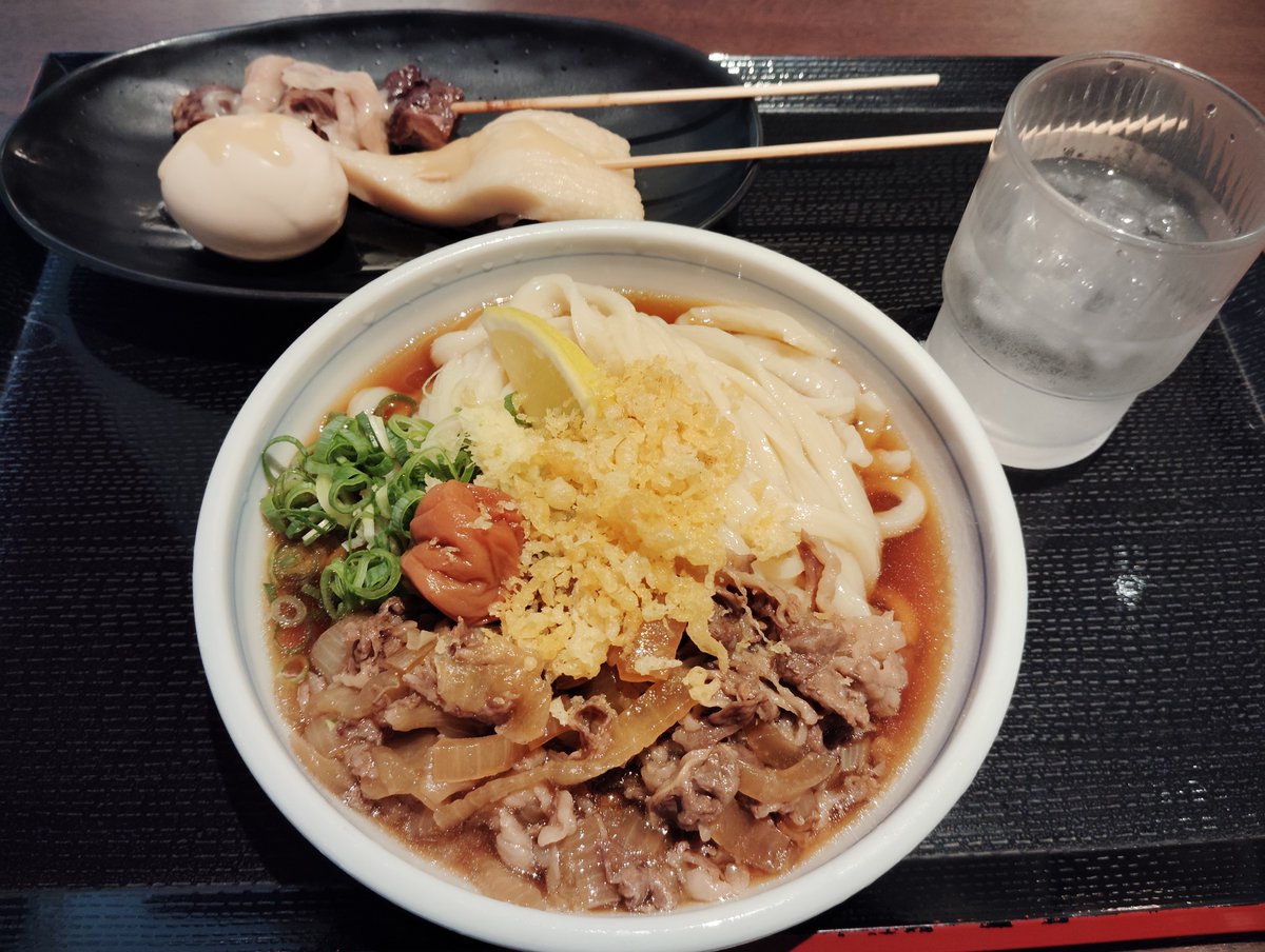 zom2nomad's tweet photo. 昨日、高松出張から帰ってきて。もう10回以上通って、仕事は一旦失敗に終わってしまった。多分しばらく来れない。空港で最後のうどん。ちょっと豪華にした。

あの時、どうしていたら。とか、誠実に俺は向き合ってきたつもりだったけど、これ以上どうしたらいいのか、考えながｒ・・

・・・うま！ https://t.co/uOUarbLF9m