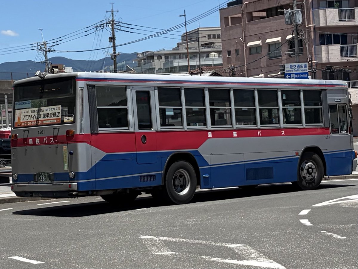 majideji1006's tweet photo. 島鉄バスにも親会社・長崎自動車から
V8キュービックが続々投入され
引退の足音が聞こえてきている
バス協テール輝くキュービック第二世代

もう後がない気がして記録📷

１５０１
いすゞU-LV318L(IK・COACH)  Sin.1995

#長崎バス #シマテツ #柿の種 #6発 #直6
#移籍 #転籍 #中古 https://t.co/sUwZyCxwB5