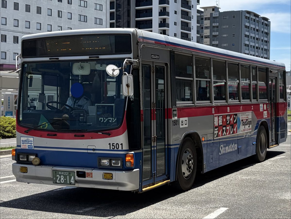 majideji1006's tweet photo. 島鉄バスにも親会社・長崎自動車から
V8キュービックが続々投入され
引退の足音が聞こえてきている
バス協テール輝くキュービック第二世代

もう後がない気がして記録📷

１５０１
いすゞU-LV318L(IK・COACH)  Sin.1995

#長崎バス #シマテツ #柿の種 #6発 #直6
#移籍 #転籍 #中古 https://t.co/sUwZyCxwB5