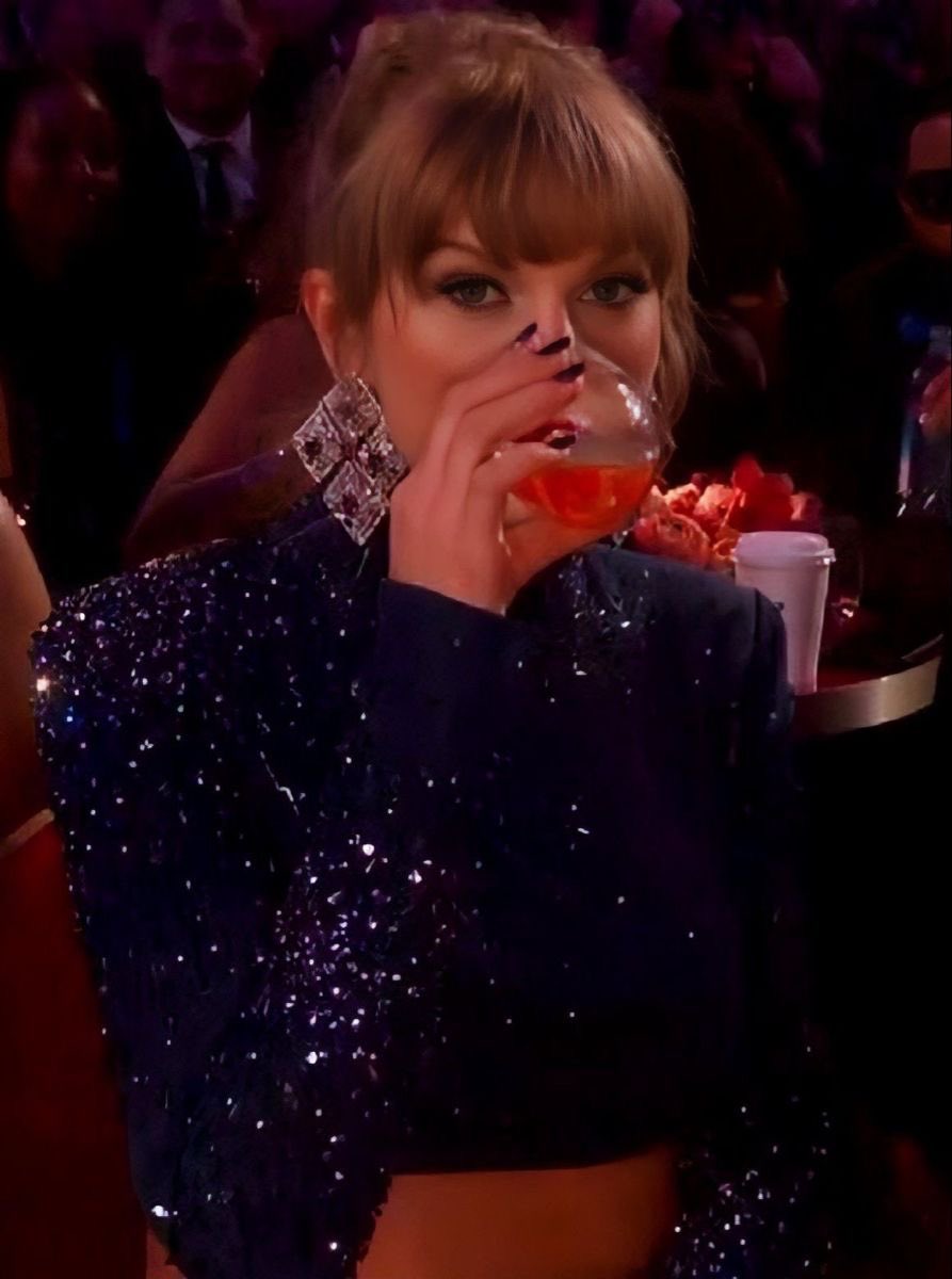 tayvislover_'s tweet photo. My fav genre of Taylor pics https://t.co/hVhpxmfJyS