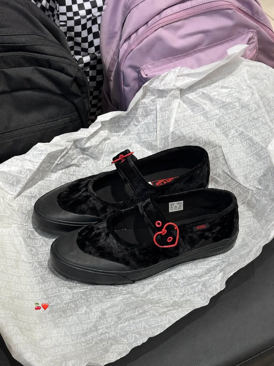 tebarmaduu's tweet photo. Baru tahu ternyata Vans ngeluarin model Marry Jane secantik ini😭🍒 asliii cakepp bangetttt￼ https://t.co/QLhSJKTqad