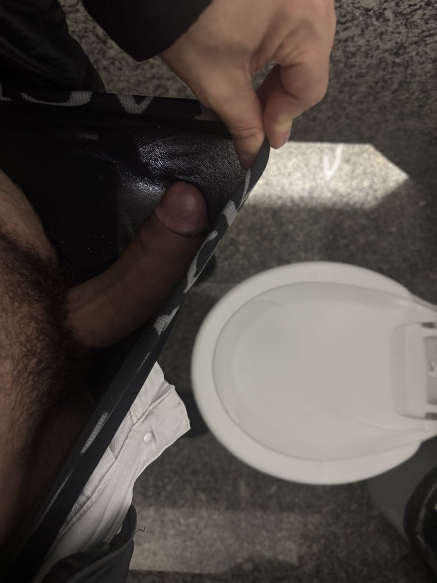 NFRockwellCore's tweet photo. no banheiro da facul 🤒🥴

#nsfwtwtًً 
#PINTOSAWARDS https://t.co/3SUoFLLoQD