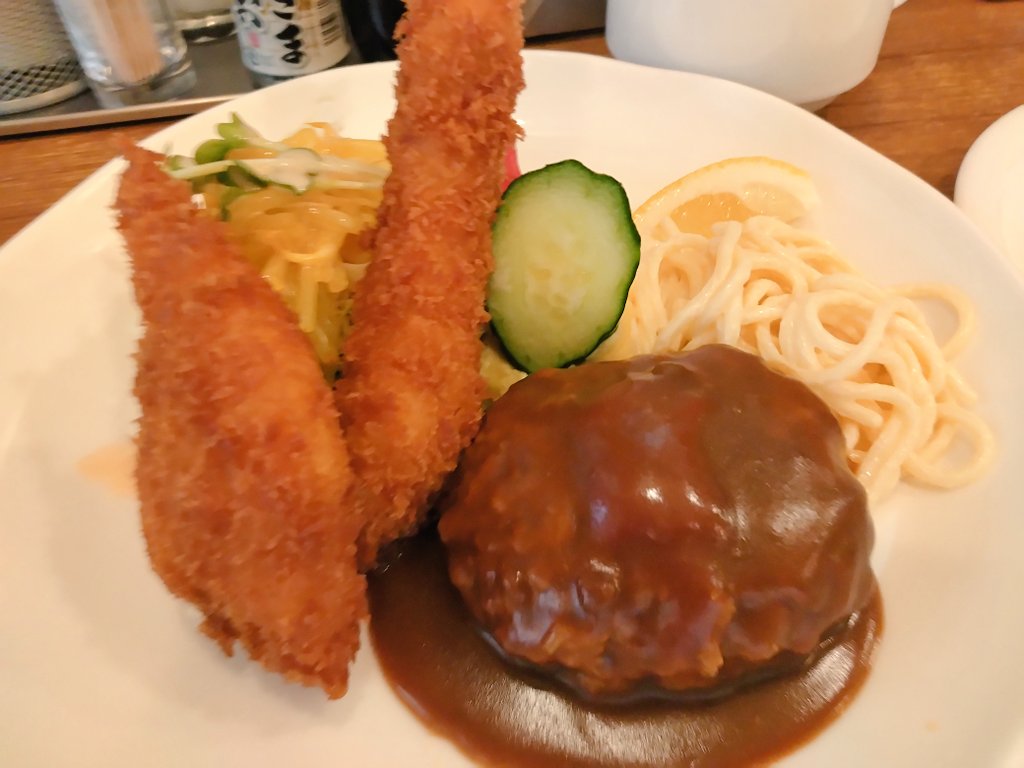 TAKA50924565's tweet photo. (^洋^)

かめや

Aセット

キャベサラ
ポテサラ
サラスパ
→異なるドレッシングやマヨで楽しめるしウマい。もはやメインレベル

ハンバーグ
→超柔らかい。思わずニッコリ(^○^)
エビフライ
→���がギッシリ。THE洋食屋のエビフライ
白身フライ
→身がフワッフワ。感動

全部ウマい(^○^)

＃洋食
＃🍤 https://t.co/J6gBrQDVgv