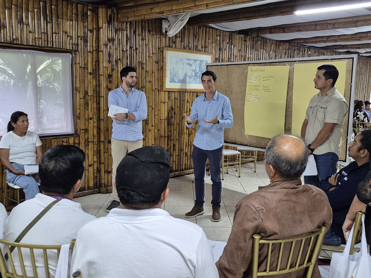 Agricultura_CZ4's tweet photo. #SantoDomingo | El MAGP desarrolló el Conversatorio Técnico para analizar las capacidades del sector exportador de cacao de Ecuador y República Dominicana frente al Reglamento (UE) 2023/1115 (EUDR). Fortalecemos la trazabilidad, sostenibilidad y competitividad del cacao. https://t.co/NMwYEvrima