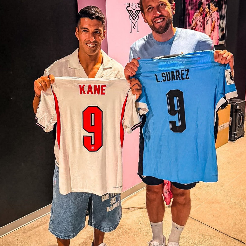 2ftsNews's tweet photo. Luis Suarez, İngiliz futbolcu Harry Kane ile görüştü ve Kane'i övdü. https://t.co/4IxZT7DDrc