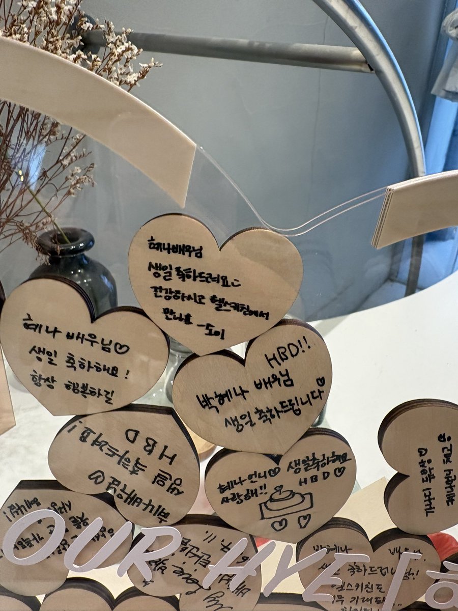 cheesihyun's tweet photo. 혜나 배우님 생일 축하드려요🧡🧡🧡
카페에 있는 사진 하나하나 너무 귀엽구 이쁘고 다 하십니다🧡

#우리의_혜가_뜬_날
#CELEBRATION_for_our_HYE https://t.co/l3eOi8iN2q