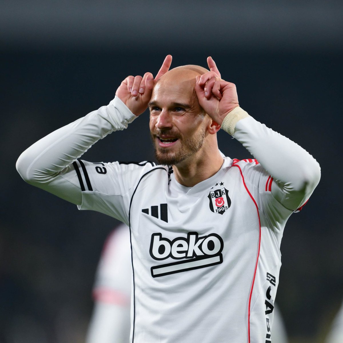 Selmannn1903's tweet photo. Bir oyuncu gerilemeye başladı mı veya sende tutmadı mı teklif varsa satacaksın
Geçen sezon 3 ay g/a yapamayan adamın Beşiktaş kanadında ne işi var? https://t.co/i7W4EedVrj