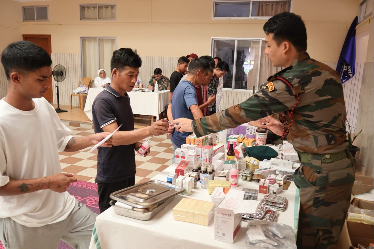 Spearcorps's tweet photo. 𝗛𝗲𝗮𝗹𝘁𝗵𝘆 𝗖𝗼𝗺𝗺𝘂𝗻𝗶𝘁𝗶𝗲𝘀, 𝗗𝗿𝘂𝗴-𝗙𝗿𝗲𝗲 𝗙𝘂𝘁𝘂𝗿𝗲

#AssamRifles under #SpearCorps organised a Free Medical Health Care Camp for students of Auxilliam School and a De-Addiction Awareness Programme for the local community at Namphai-2, #ArunachalPradesh. The initiative promoted preventive healthcare, healthy living and awareness against substance abuse, reaffirming Assam Rifles' commitment to community welfare and nation-building.

#SpearCorps के अंतर्गत #AssamRifles ने #ArunachalPradesh के नामफाई-2 में ऑक्सिलियम स्कूल के विद्यार्थियों के लिए निःशुल्क चिकित्सा स्वास्थ्य शिविर तथा स्थानीय समुदाय के लिए नशा मुक्ति जागरूकता कार्यक्रम आयोजित किया। इस पहल के माध्यम से निवारक स्वास्थ्य सेवाओं, स्वस्थ जीवनशैली एवं नशामुक्त समाज के प्रति जागरूकता को बढ़ावा दिया गया, जो जनकल्याण एवं राष्ट्र निर्माण के प्रति असम राइफल्स की अटूट प्रतिबद्धता को दर्शाता है।

#IndianArmy #AssamRifles #SpearCorps #MedicalCamp #DeAddiction #ArunachalPradesh #CommunityWelfare #NationFirst

@adgpi
@easterncomd
@official_dgar
@prodefgau
@prodefkohima
@HQ_IDS_India
@ProDefKolkata
@PIB_India
