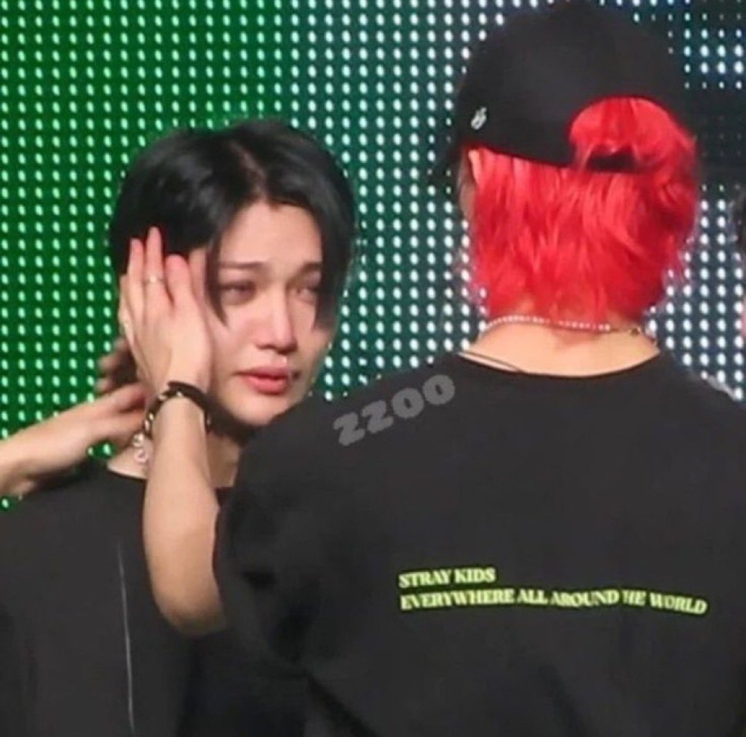 felixsunshine98's tweet photo. hj's hand is so huge on flx's face ... https://t.co/oCqrmh4xcE