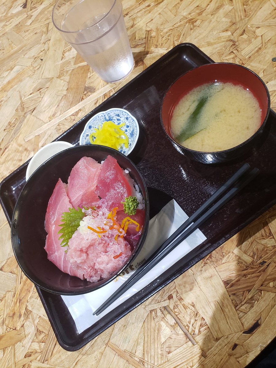 kozzy_chan's tweet photo. 毎年の恒例行事
遊佐の岩がき♪
今年も安定の値上がり、一個ま950円なり

からの～

酒田港でマグロ丼🐡

庄内満喫ツアーでした♪ https://t.co/hfF9K8T5P1