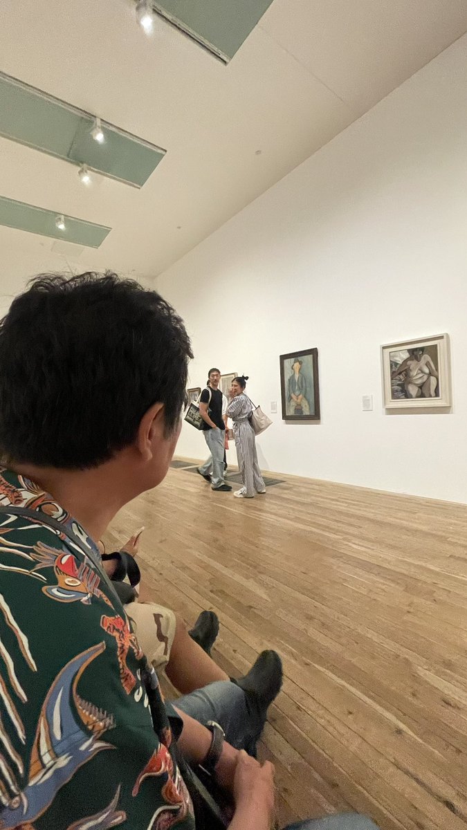 yomeyoshiko224's tweet photo. もはや、赤井にとって美術館は、展示の絵を観るんではなく、展示されている絵を観る、我が子を眺める場所になっている https://t.co/fi3SevB4Bg