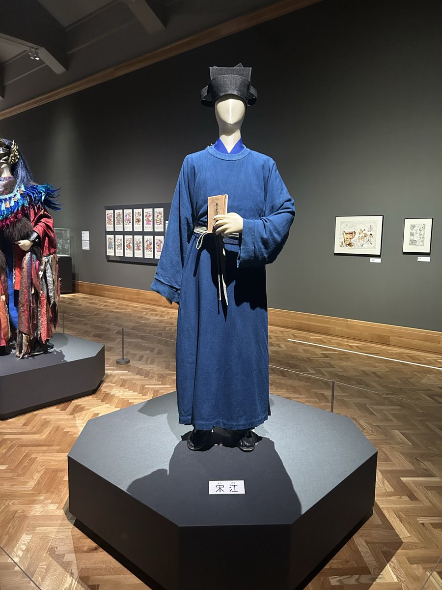 OharaSpeaking's tweet photo. 本日より大阪市立美術館にて開幕する「水滸伝展」🔥

内覧会にお邪魔してきましたが、凄まじいボリューム感と貴重な展示品の数々にただただ圧倒された3時間でした。本当に凄い！！！この夏、観に行くべき最高の展示会でした。

『水滸伝』という作品が1000年もの時間をかけて人々に愛され、紡がれてきたのだ、ということを体感することができ、人間の想像力の豊かさを噛み締めました。北宋時代の書物や器、国芳の描いたキャラクターをはじめ圧巻。写真OKコーナーも多く、これまた嬉しい📸

連続ドラマ「北方謙三　水滸伝」の衣裳や小道具も展示いただき(これまたこだわりのライティングがめちゃくちゃ格好良い)、壮大な歴史の一部として紹介いただけたことに感激。林冲役の亀梨さんの音声ガイドも聞き応えたっぷりで、必需品です！！

新たに加わった魯智深たちのキューピーや「梁山泊ソックス🧦」をお土産に大満足で帰還しました。

これを観てから小説、そして、ドラマを観るとますます心が震えそうです。