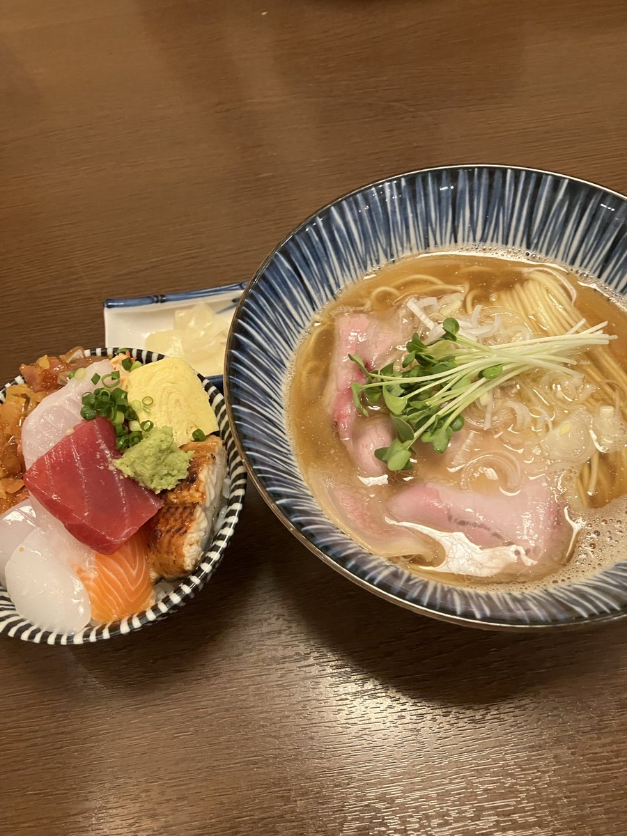 TTommyfactory's tweet photo. 日曜日が定休日なので、土曜日は行きたくなる。
#ととやみち
・中華そばと海鮮丼セット

生臭くなく、旨味だけの刺身。手軽に食べれる最高の海鮮丼。 https://t.co/u22oyqWUq6