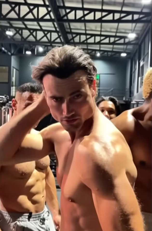 InternetH0F's tweet photo. Fitness influencer Connor Murphy allegedly injected himself with gold in the weeks leading up to his death thinking it would give him "special powers" 

"He started to get this fixation on gold, he started to believe that gold was some gatekept mineral by the higher ups" https://t.co/VUx0hWJJLb