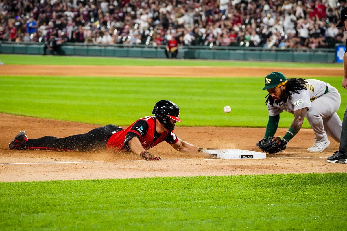 whitesox's tweet photo. the moment that sealed the deal https://t.co/Kz6fC7x2KZ
