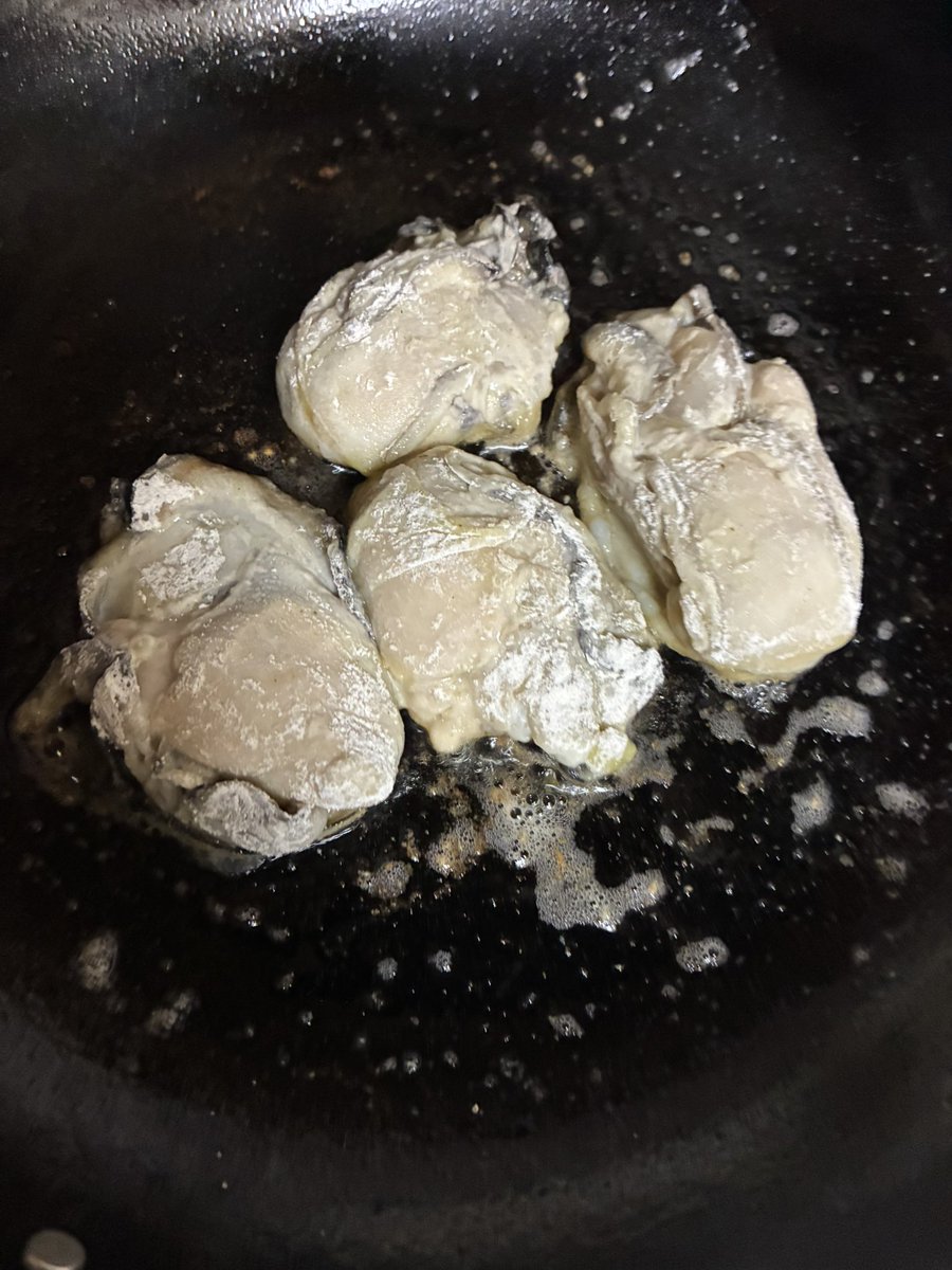 takaone5's tweet photo. 岩牡蠣も焼いちゃう🤤 https://t.co/QUUUYbY6Fj