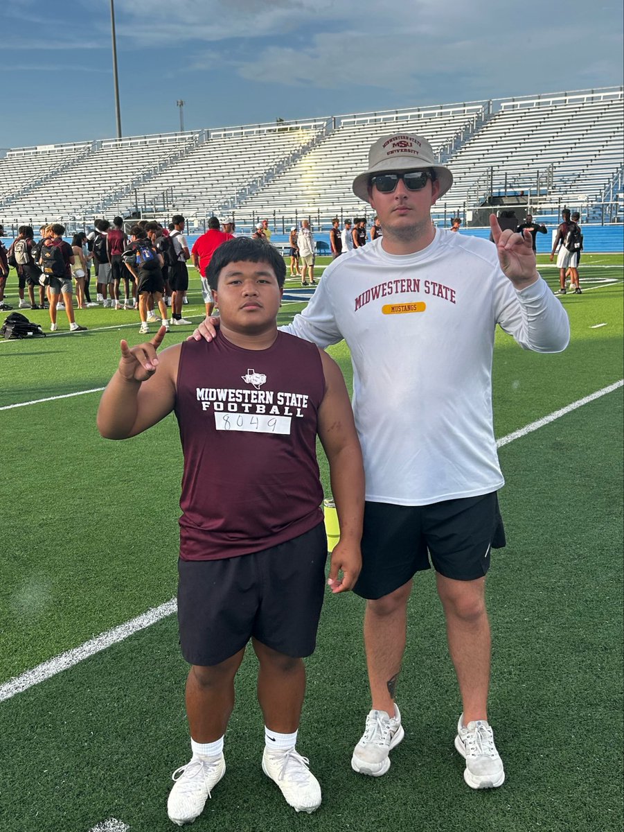 clint_rosario19's tweet photo. Thank you to Midwestern State coaching staff for a great camp and for taking the time to coach and evaluate me. Grateful for the opportunity and the feedback! 🐺💯
@coachrlocks @CoachKitch_ @ShoeWolfPack @CoachRScales
@CoachEDixJr @amsler_drew @MSUMustangs @MustangsDC @FBCoachLeonard @streetziam 
#AGTG #stanggang🐎