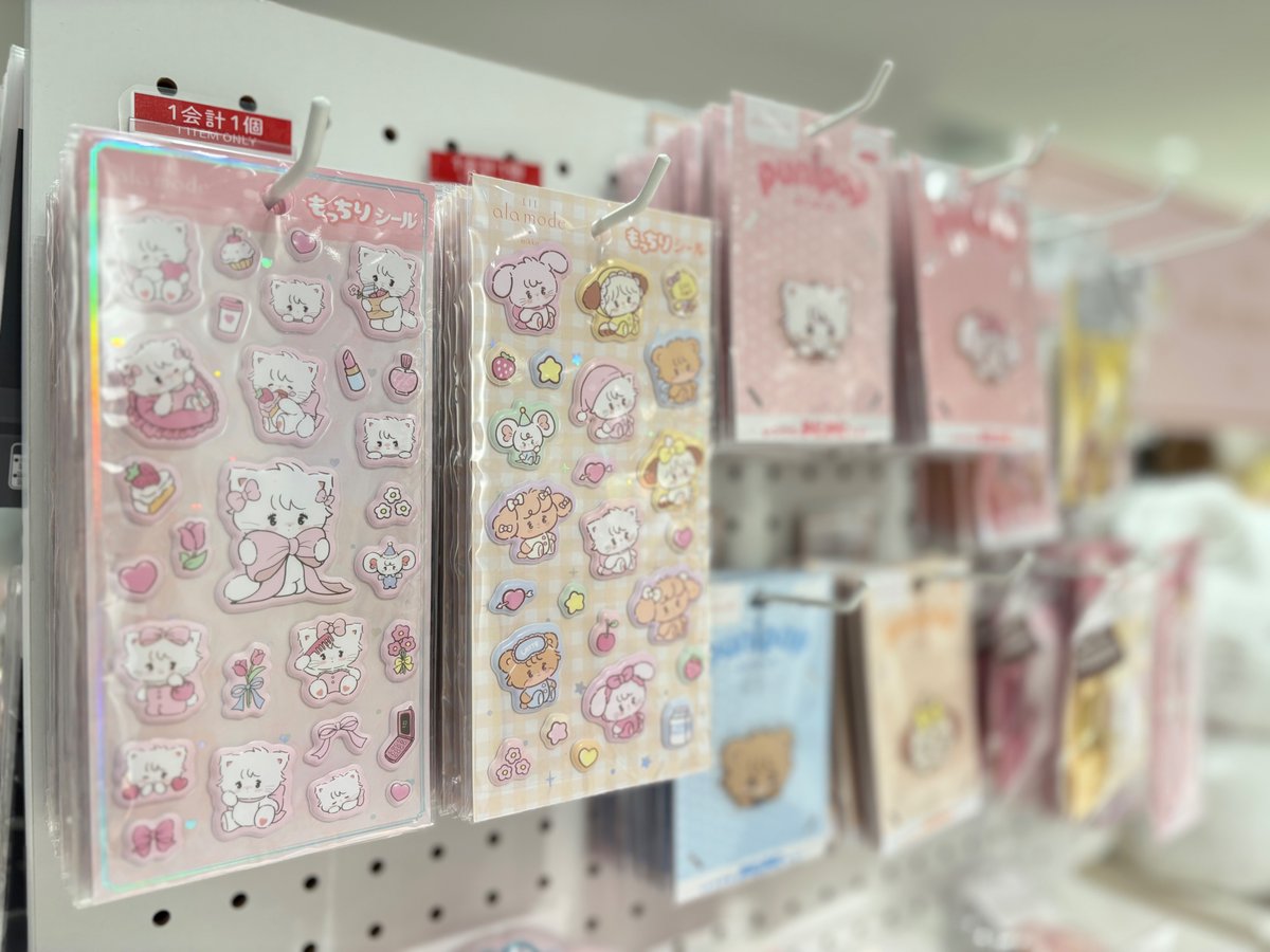 np_kiddyland's tweet photo. \🎀再入荷のお知らせ🎀/
#Lilalamode のもっちりシールが再入荷いたしました💞
他にもぬいぐるみ、マスコット、モバイル、雑貨など多数商品ご用意しております🐈🤍
ご来店の際はぜひチェックしてください🌷 https://t.co/hnpYVyES6X