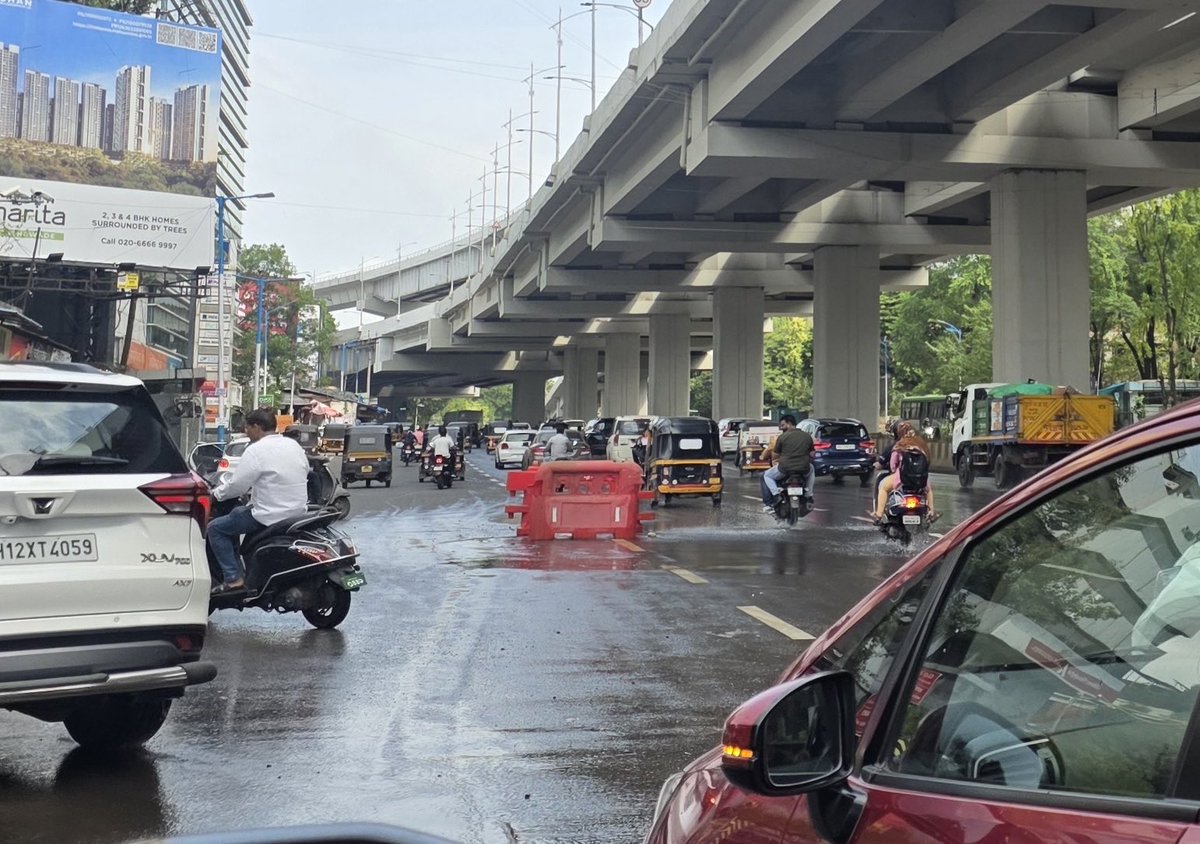 advsaurabh22's tweet photo. @PMCPune continuous water flow from chamber at SB Road Ganeshkhind road junction. 1000s of liters water being wasted. No action initiated at all. Please look into it. Sharing the photo for easy and early action. https://t.co/4PhGrdEpuy
