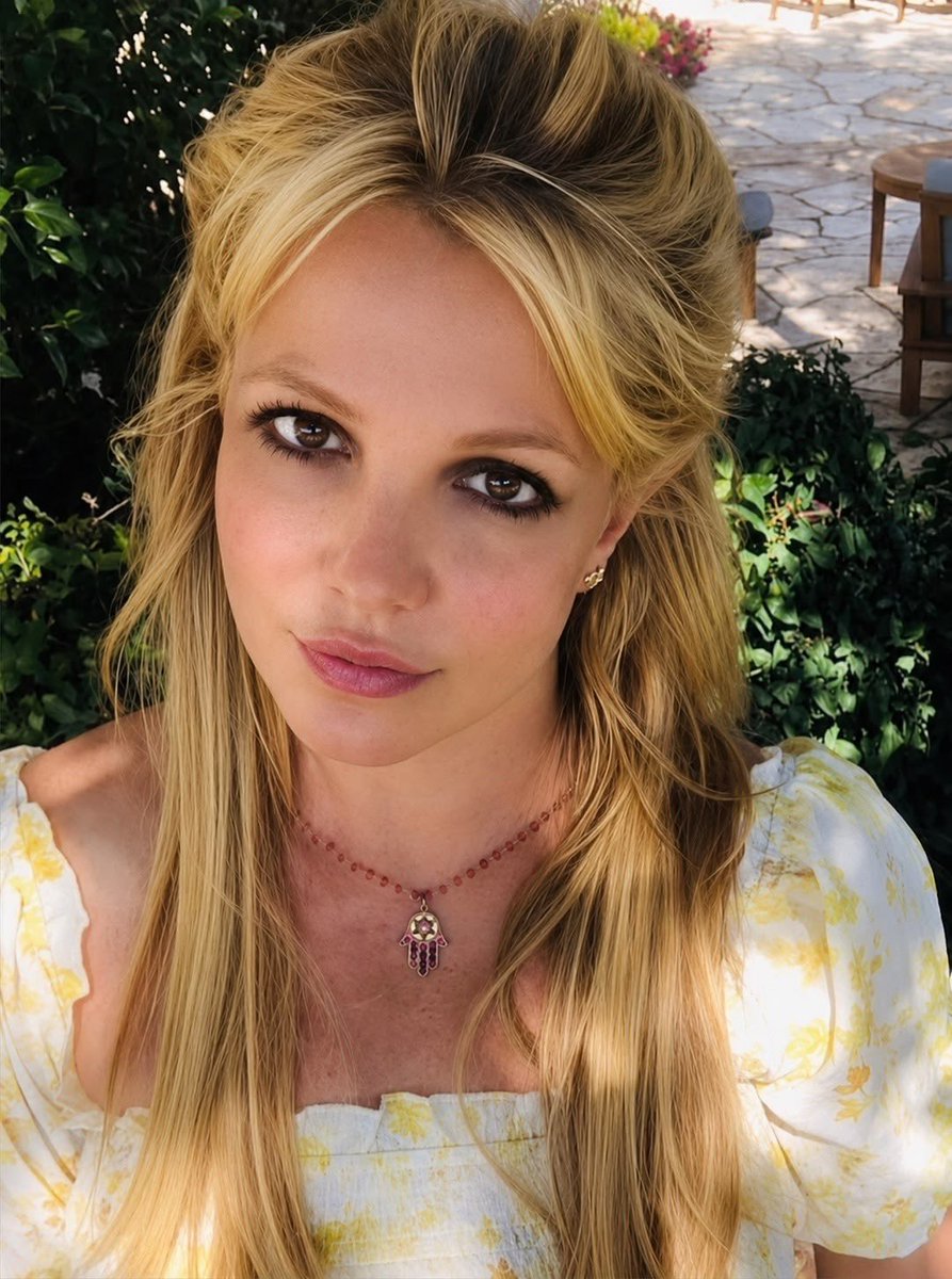 vitormencarelli's tweet photo. Ela sabe como acabar com a nossa noite! 😭

Britney Spears em novo desabafo:

“Só para as pessoas saberem, eu estive sob tutela por 15 anos, enquanto minhas amigas das reuniões do Alcoólicos Anônimos viajavam 10 vezes por mês. Eu tive uma viagem de férias por ano em Maui com meus dois filhos durante 15 anos. Então, NÃO, eu não podia viver como uma mulher de verdade como a Christina Aguilera e, depois de um show em Vegas, dizer que queria voar para Nova York... minha família sabia onde eu estava a cada segundo do dia... antes eu podia até ser uma atrevida, mas eu tinha meu espírito animal, algo tão sagrado que as pessoas não têm ideia de como era ser uma santa e muda para minha mãe e meu pai por tantos anos... 

Eu não era capaz de tomar uma decisão sobre nada, meio estranho, depois de fazer o meu melhor trabalho eu ainda era punida HMMMM... eu estava me tornando uma estrela de verdade??? Isso era uma ameaça para a minha família!! Porque eu sinto falta do jeito que eu costumava me sentir!!!! 

Eu saio pela primeira vez para ir a um posto de gasolina, o que eu nunca faço. Eu saio e as pessoas ficam afirmando que eu sou incrivelmente louca... isso não é justo comigo de jeito nenhum... eu nunca saí nem uma vez com meus dançarinos em Las Vegas e se alguém se lembra de quem eu costumava ser... eu usava um cinto que dizia Mother Fucker aos 20 anos. 

Eu era incrivelmente forte, determinada e extremamente exigente comigo mesma... para alguém como eu e o amor que eu costumava ter pelas pessoas e pelos meus amigos, eu culpo a minha mãe por não dizer ao meu pai todos aqueles anos... deixe-a ir com as amigas e os primos e sair e ser atrevida e não a sua escrava, Jamie Spears... Eu culpo, eu a culpo... as pessoas dizem que o perdão é a resposta... matar a parte mais bonita de uma pessoa... a alma, a garra de quem elas são é imperdoável... então a verdade é... que o senhor tenha misericórdia da alma da minha família!

Psss: eu tenho sido minha própria pessoinha há 5 anos... este mundo real é uma coisa assustadora e opressora... Estou cansada das pessoas sendo tão julgadoras... Estou apenas aprendendo a viver honestamente de forma independente após estar divorciada nos últimos três anos... continuem gentis, pessoal”
